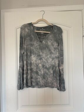 American Eagle Outfitters Gray Tie-Dye Long Sleeve V-Neck Top with Ladder Back